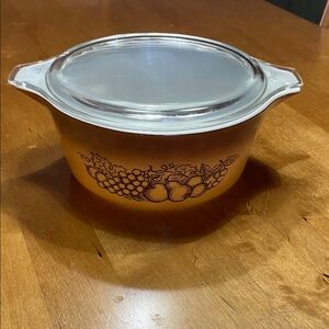 Vintage Pyrex 2.5 Qt covered dish